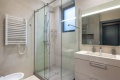Nowoczesna kabina prysznicowa z brodzikiem - komfort i styl w Twojej łazience